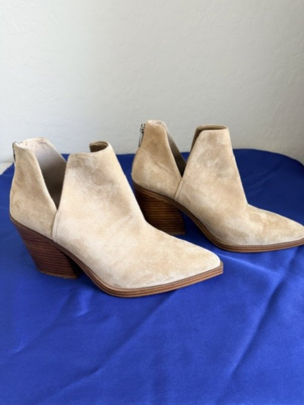 Vince Camuto Gigietta Suede Split-V Ankle Booties in Tan/Beige, Size 8 - Picture 5 of 12